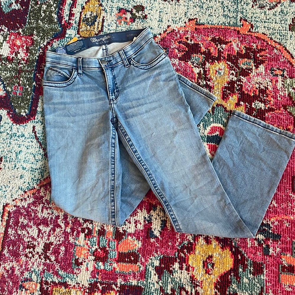 Cute wrangler Jeens only selling because there a little long (I’m pretty short)